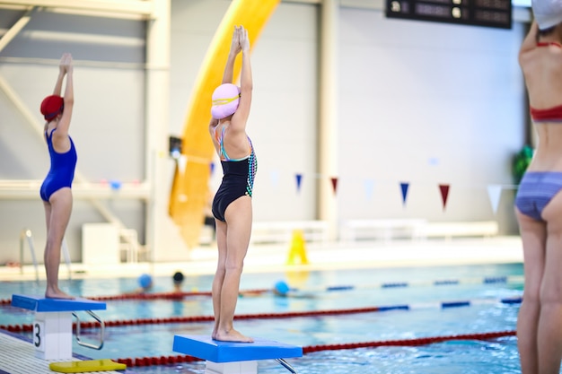 Jeunes athlètes en compétition de natation