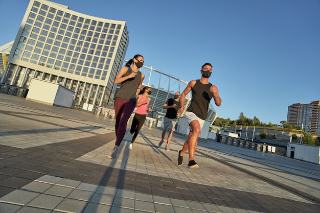 Jeunes Athlètes De Race Mixte Dans Des Masques De Protection En Cours D'exécution