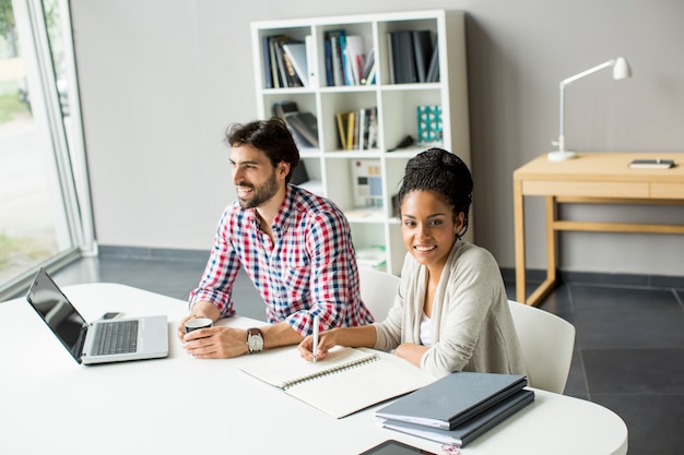 Jeunes au bureau