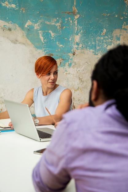 Photo jeunes au bureau