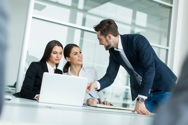 Jeunes au bureau