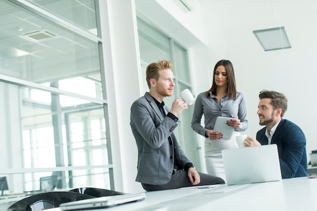 Jeunes au bureau