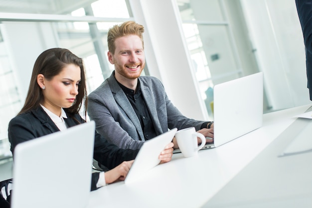 Jeunes au bureau