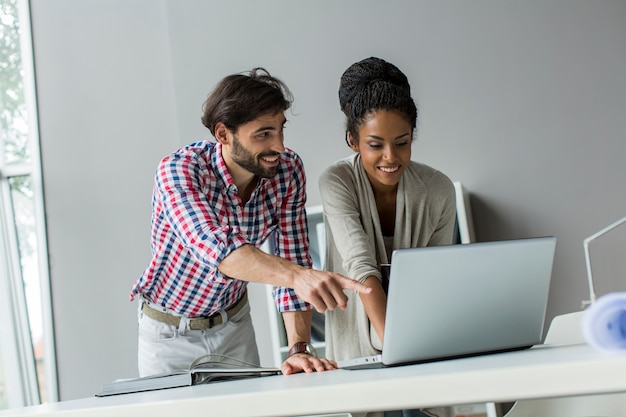 Jeunes au bureau