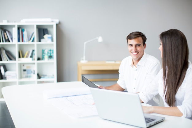 Jeunes au bureau