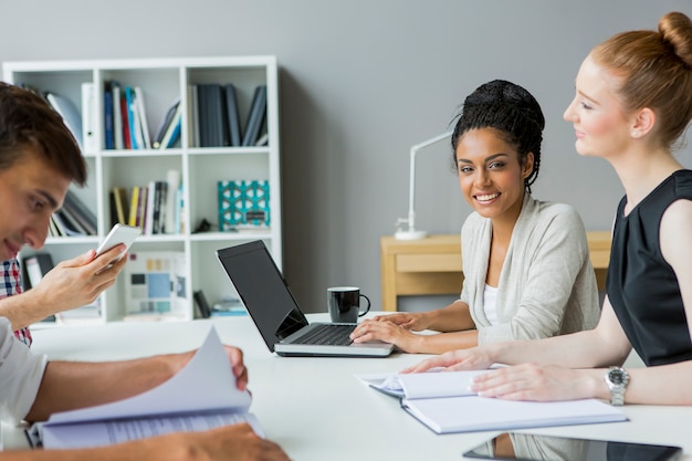 Jeunes au bureau