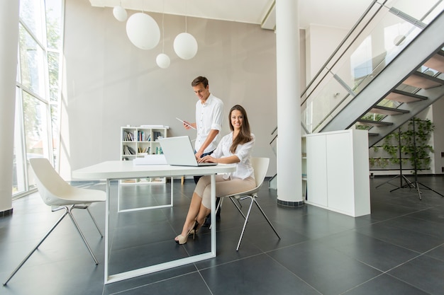 Jeunes au bureau