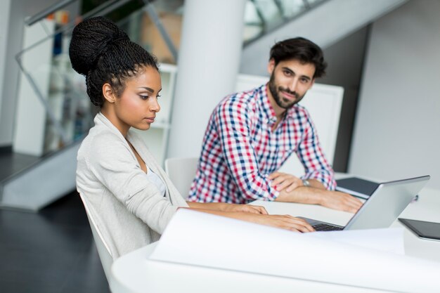 Jeunes au bureau