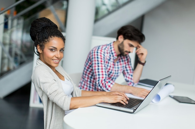 Jeunes au bureau