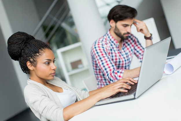 Jeunes au bureau