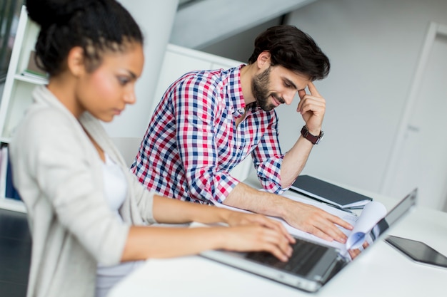 Jeunes au bureau