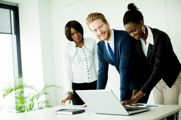 Jeunes au bureau