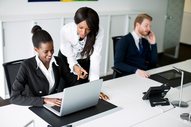 Photo jeunes au bureau