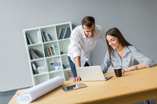 Jeunes au bureau