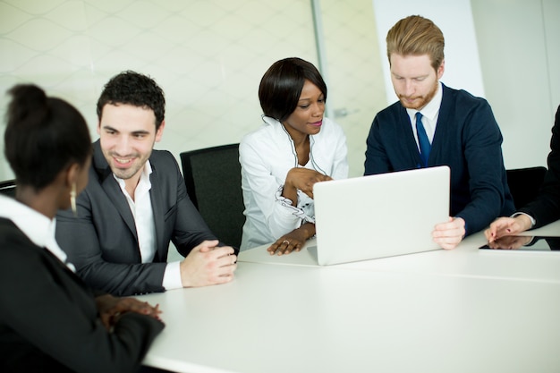 Jeunes au bureau