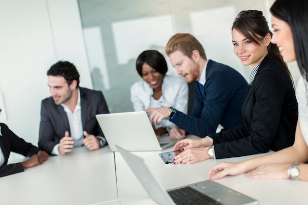 Jeunes au bureau