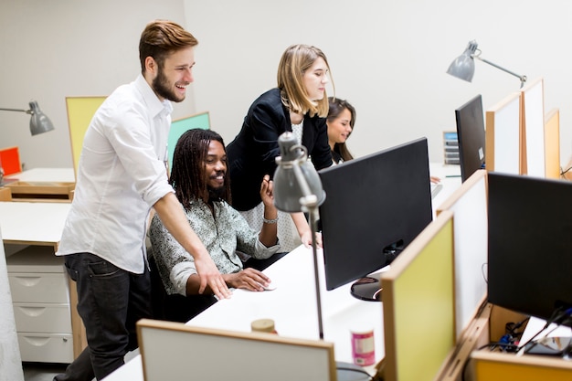 Jeunes au bureau