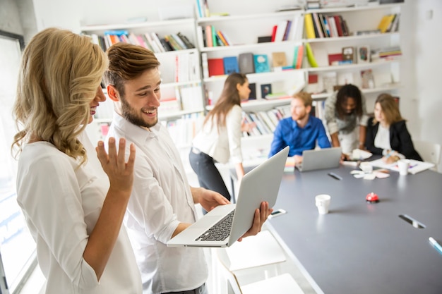 Jeunes au bureau