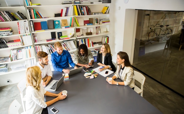 Jeunes au bureau