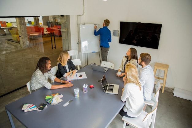 Jeunes au bureau