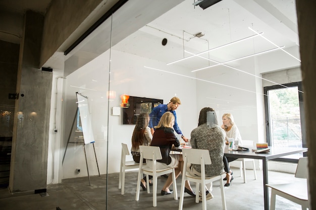 Jeunes au bureau