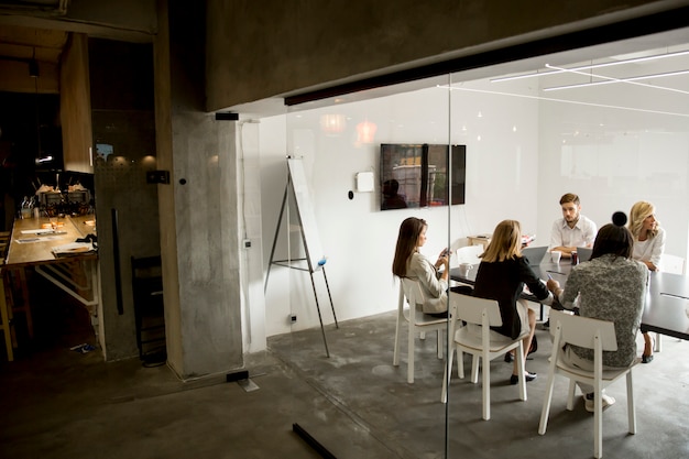 Jeunes au bureau