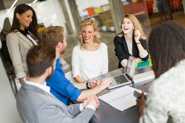 Jeunes au bureau