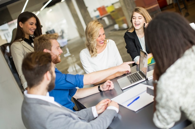 Jeunes au bureau