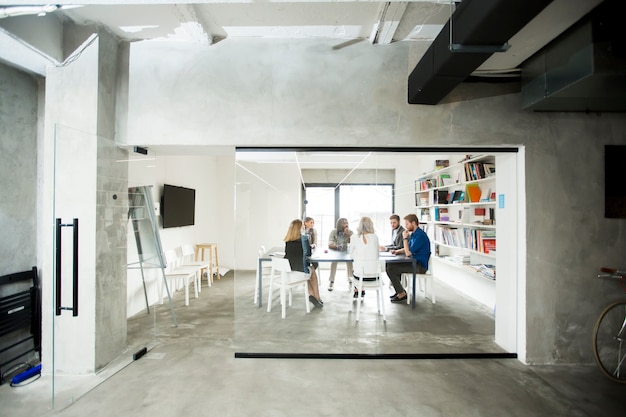 Photo jeunes au bureau