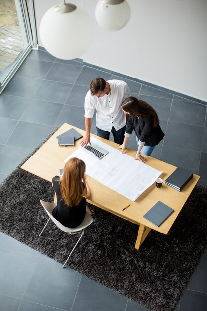 Jeunes au bureau