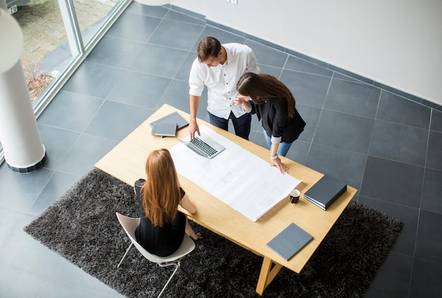 Jeunes au bureau