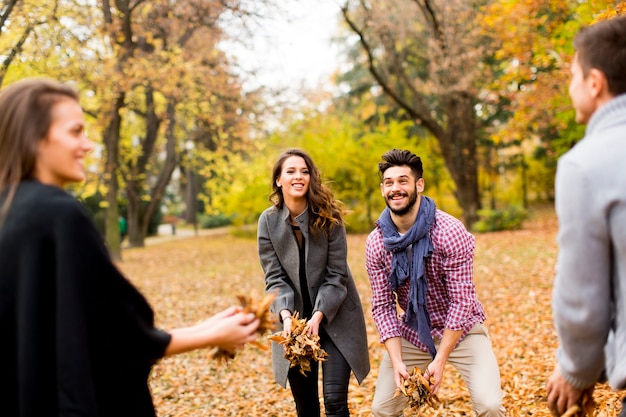 Jeunes en automne parc