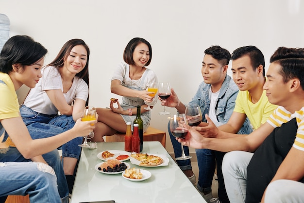 Jeunes ayant une fête à la maison