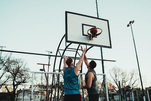 Jeunes basketteurs jouant en tête-à-tête.