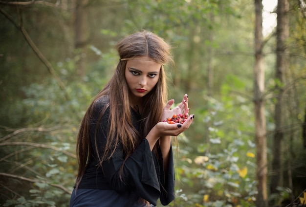 Jeunes belles femmes dans la forêt d'automne