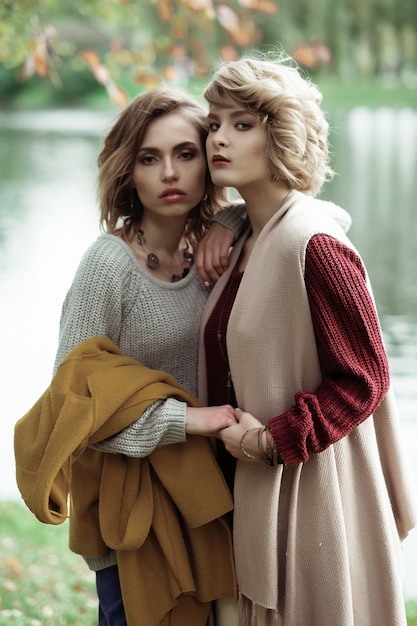 Jeunes belles femmes près du lac. Portrait de mode glamour.