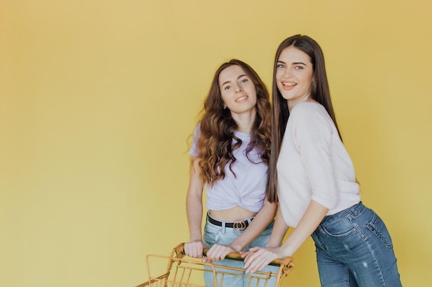 Jeunes belles femmes tenant un sac en papier à emporter