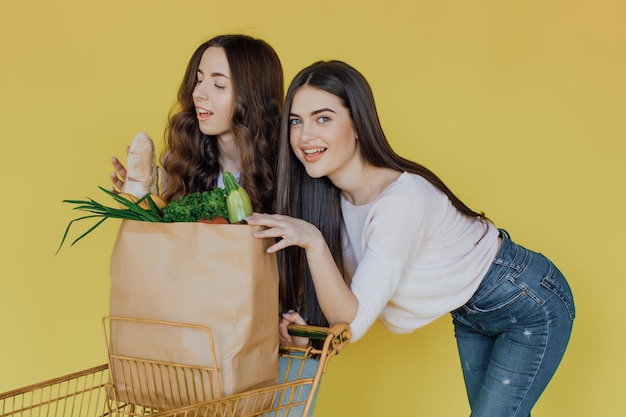 Jeunes belles femmes tenant un sac en papier à emporter