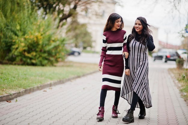 jeunes belles filles marchant ensemble dans la rue