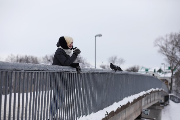 Jeunes Belles Filles Sur Une Promenade En Parc D'hiver