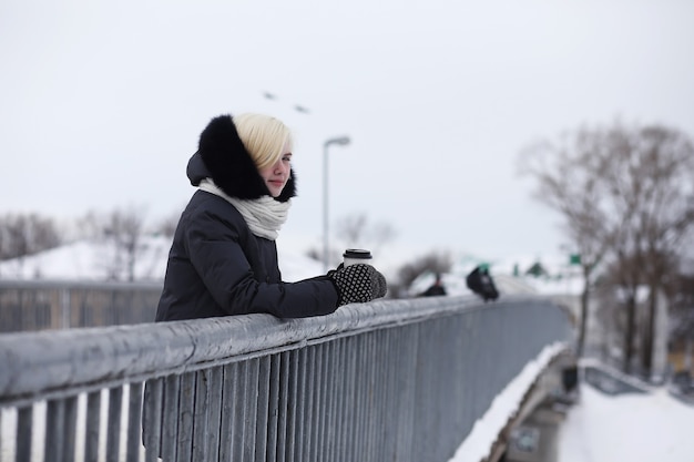 Jeunes belles filles sur une promenade en parc d'hiver