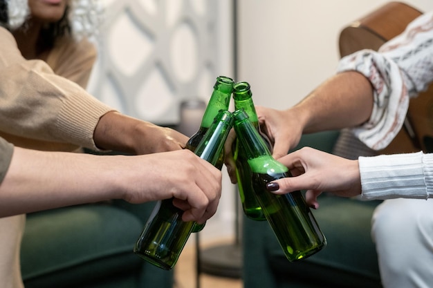 Les jeunes boivent de la bière à la fête