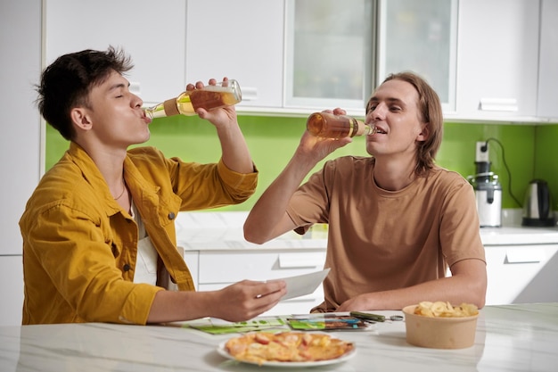 Les jeunes boivent de la bière à la maison