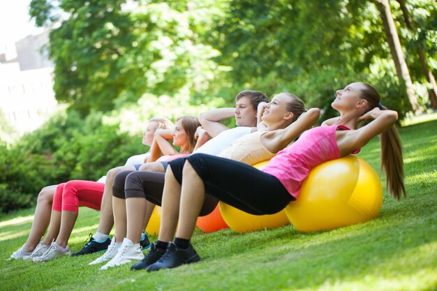 Jeunes caucasiens travaillant dans un parc