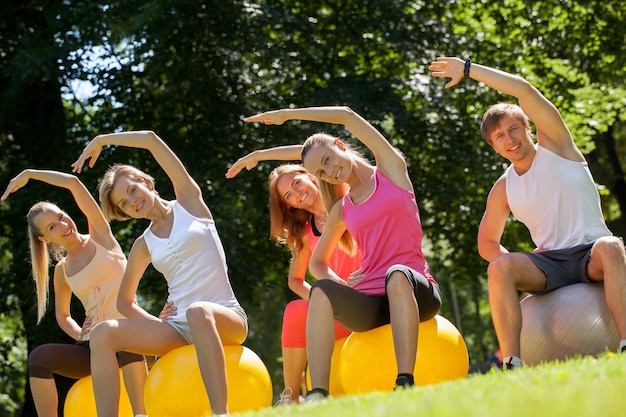 Jeunes caucasiens travaillant dans un parc