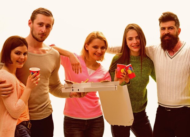 Photo les jeunes célèbrent avec des boissons et des pizzas passent du temps ensemble à parler étudiants amis groupe camarades avec enseignant célébrer s'amuser fond blanc étudiants concept de fête de pizza