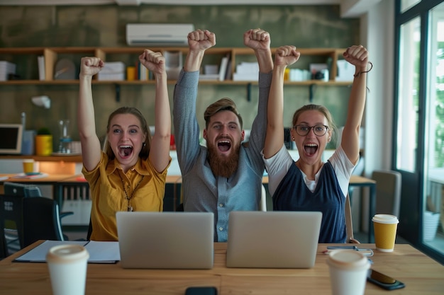 Les jeunes célèbrent la victoire à la réunion du bureau.