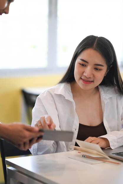 Jeunes clientes sélectionnant le menu sur tablette numérique.