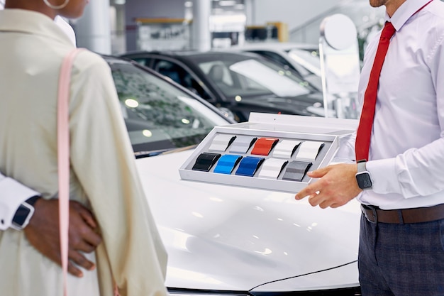 Les jeunes clients africains choisissent la couleur de la voiture en concession