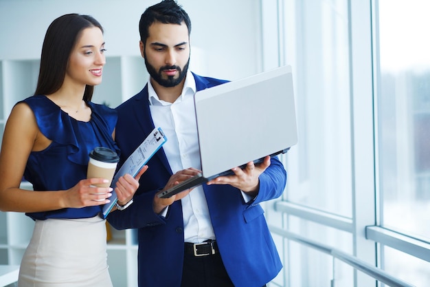 Jeunes collègues au travail dans un bureau moderne